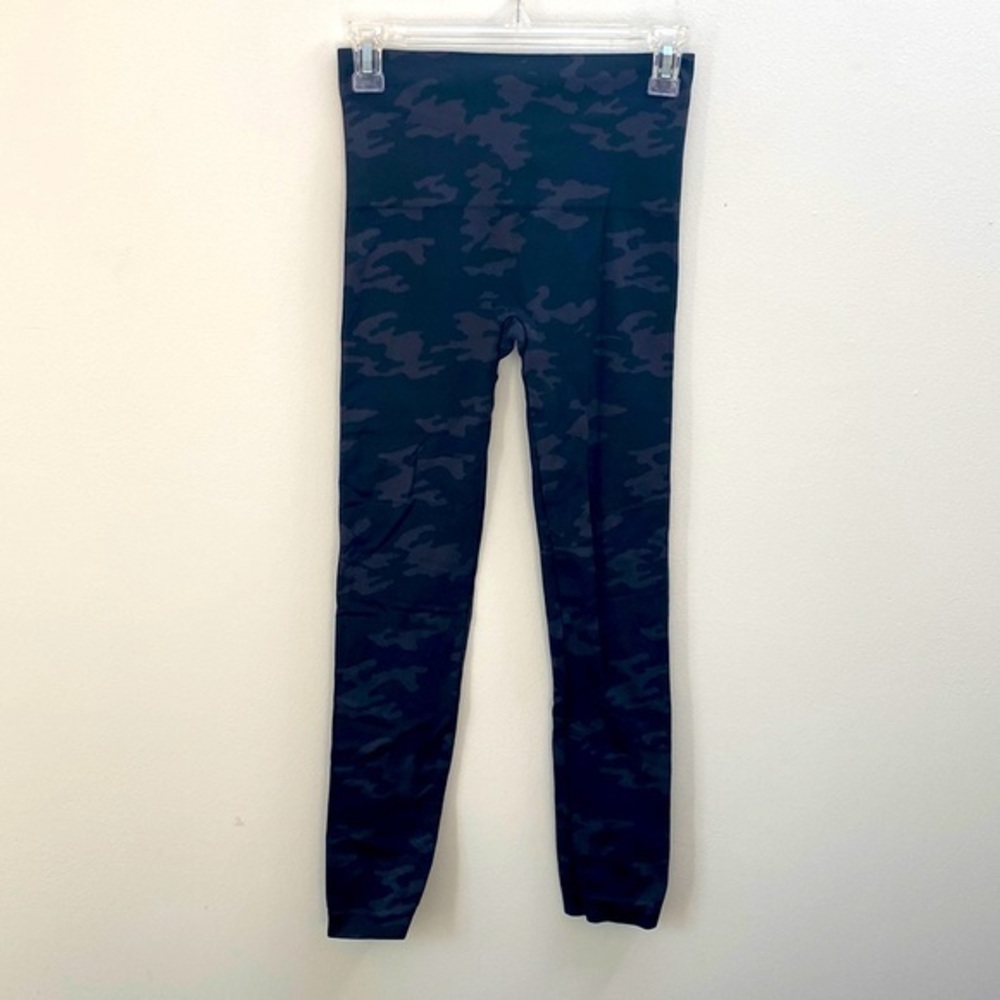 SPANX Medium full length workout type seamless leggings black blue green camo